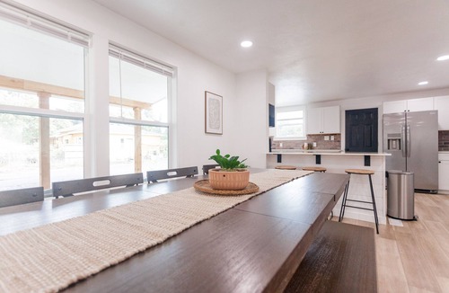 Central Oregon House | Modern & Spacious 4-bedroom Home 15 min to U of O, 11 min from Airport