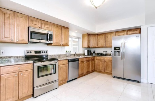 Hollywood Hills House | Modern Spacious 5-Bedroom Villa with Pool