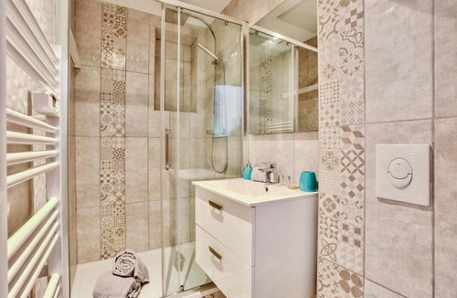 Frejus City Centre Apartment | Modern spacious apartment in heart of Frejus by easyBNB