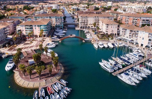 Frejus City Centre Apartment | Modern spacious apartment in heart of Frejus by easyBNB