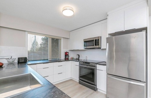 West Vancouver House | Modern Spacious Ocean View Suit with Private Entrance