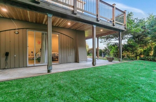 West Vancouver House | Modern Spacious Ocean View Suit with Private Entrance