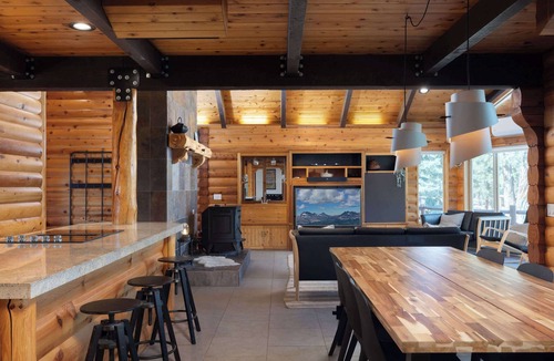 Sisters House | Modern Spacious Cabin Nestled on Several Scenic Acres! Weekly/Monthly Savings!