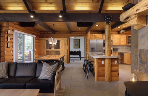 Sisters House | Modern Spacious Cabin Nestled on Several Scenic Acres! Weekly/Monthly Savings!