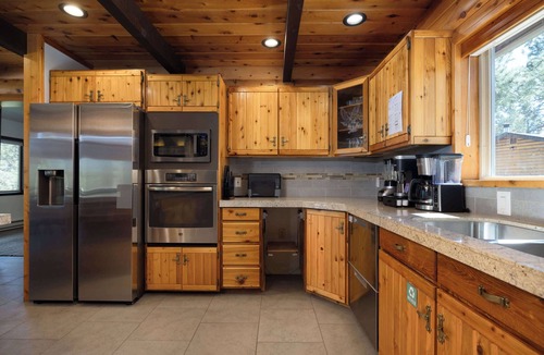 Sisters House | Modern Spacious Cabin Nestled on Several Scenic Acres! Weekly/Monthly Savings!