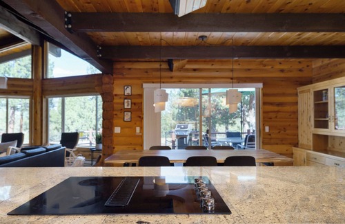 Sisters House | Modern Spacious Cabin Nestled on Several Scenic Acres! Weekly/Monthly Savings!