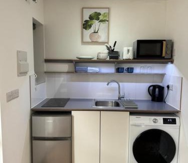 Crawley Apartment | Modern Spacious Crawley Studio