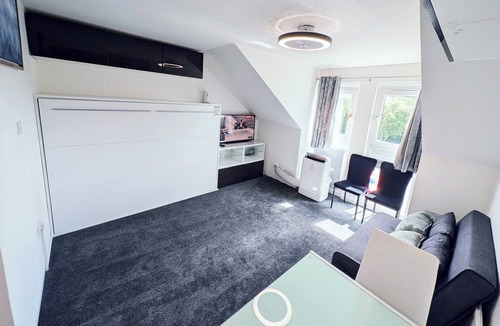 Aylesbury Apartment | Modern Spacious Flat | Near Aylesbury Station -Brand new