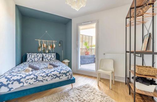 Bagnolet Apartment | Modern Spacious flat with Terrace, Parking near Metro