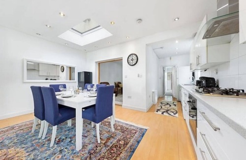 Hendon House | *Modern spacious four bedroom house in London*