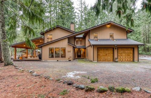 Rhododendron House | Modern spacious getaway with private hot tub wood fireplace WiFi & game room