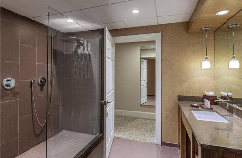 Braselton Hotel | Modern, Spacious Guest Suite Ideal for Retreats in Georgia’s Wine Country