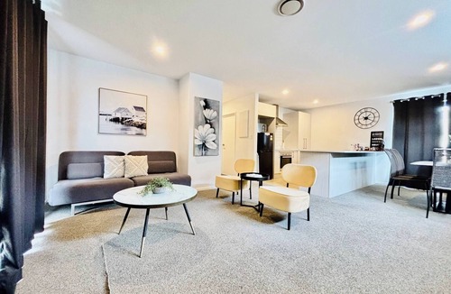 Linwood House | Modern Spacious Home, very close to City Centre