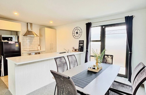 Linwood House | Modern Spacious Home, very close to City Centre
