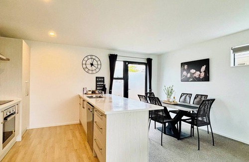 Linwood House | Modern Spacious Home, very close to City Centre