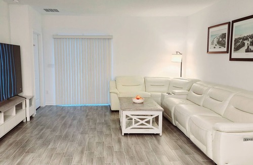 Daytona Beach House | Modern spacious home in Daytona Beach