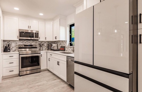 Imperial Point House | Modern Spacious Home With Pool Jacuzzi
