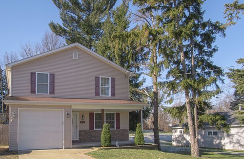 Erie House | Modern Spacious Home- 4BR, quiet, center of Erie!