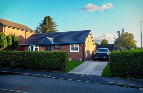 Oldham House | Modern, Spacious Home Near Manchester