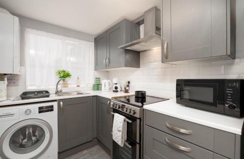 Warmsworth House | Modern Spacious Home - Parking - Sleeps 6 - minutes from the A1 & the Races