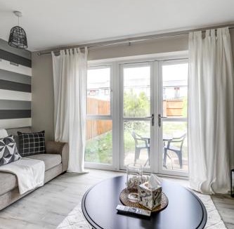 Peterborough House | Modern, spacious house near town