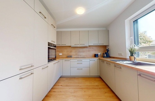 Kindsbach House | Modern, spacious house with 5 bedrooms, 3 bathrooms and a large garden