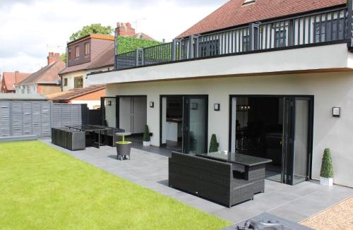 Nuneaton House | Modern Spacious House - Sleeps 16, Free Parking, Sun Terrace