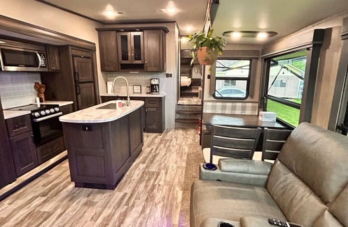 Forks House | Modern Spacious RV Retreat w/Full Kitchen & Cozy Comforts