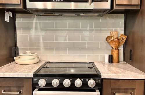 Forks House | Modern Spacious RV Retreat w/Full Kitchen & Cozy Comforts