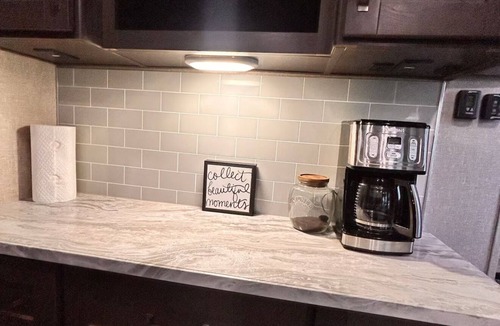 Forks House | Modern Spacious RV Retreat w/Full Kitchen & Cozy Comforts