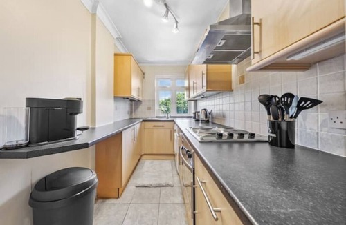 Hanger Hill Apartment | *Modern Spacious studio flat in Ealing*