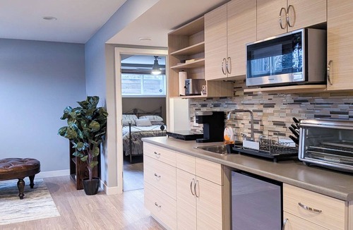 Whyte ave House | Modern Spacious Suite 5 minutes to UofA/Cross Cancer/Maz | Private Entrance