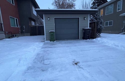 Whyte ave House | Modern Spacious Suite 5 minutes to UofA/Cross Cancer/Maz | Private Entrance