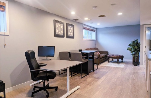 Whyte ave House | Modern Spacious Suite 5 minutes to UofA/Cross Cancer/Maz | Private Entrance