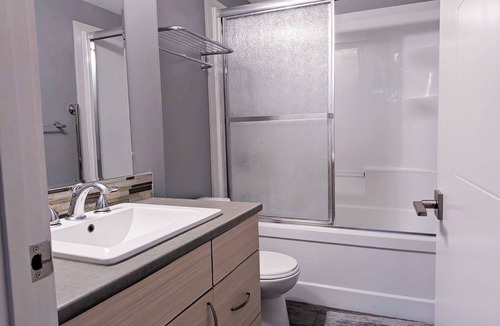 Whyte ave House | Modern Spacious Suite 5 minutes to UofA/Cross Cancer/Maz | Private Entrance