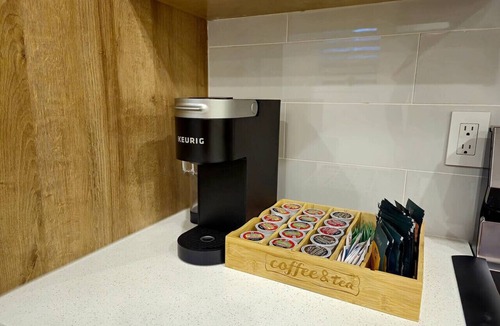 Guildford House | Modern Spacious Suite w/Free Parking
