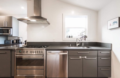 Bernal Heights House | Modern, spacious tri-level house with roof deck views, garden, and free parking