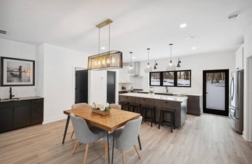 Hoffmans Corner House | Modern & spacious 5-bedroom house in delightful White Bear Lake