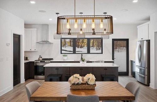 Hoffmans Corner House | Modern & spacious 5-bedroom house in delightful White Bear Lake