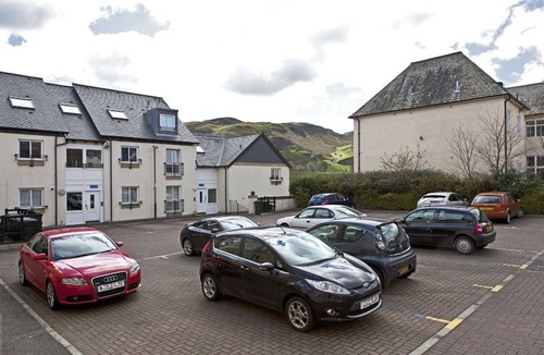 Gifford Apartment | MODERN, SPECIOUS, CENTRAL LOCATION, 3 BEDROOMS , 2 BATHROOMS , FREE CAR PAR