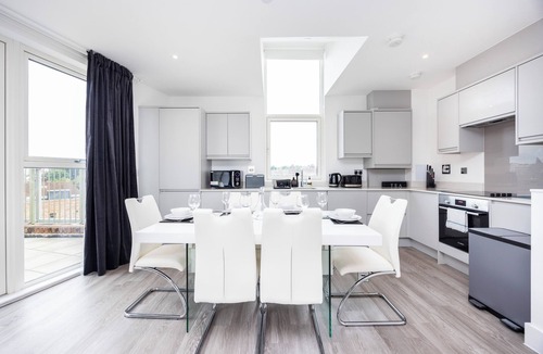 Finchley Church End Apartment | Modern split level Apartment With Living room and Bedroom Balconies And Parking