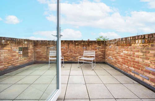 Finchley Church End Apartment | Modern split level Apartment With Living room and Bedroom Balconies And Parking