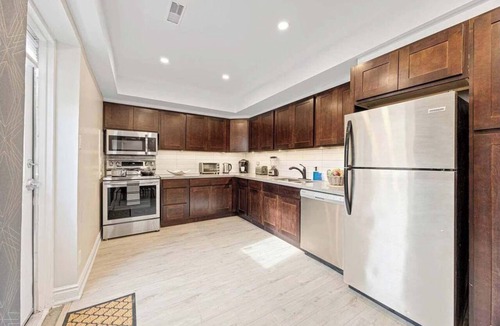 Bracondale Hill Hotel | Modern St. Clair West Suite w/Private Patio & BBQ