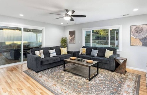 Spring Valley Villa | Modern Stay Getaway🧸 15 mins to Downtown/Beaches