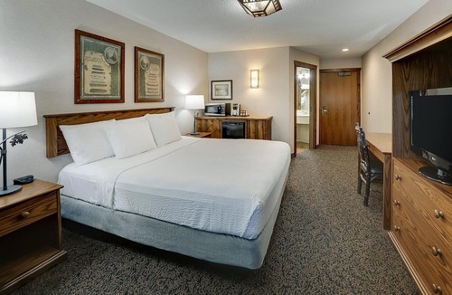 Johnston Hotel | Modern Stay in Johnston w/Pool and hot tub Access | 0.3 mi to Back Roads Lounge