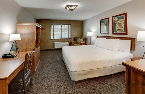 Johnston Hotel | Modern Stay in Johnston w/Pool and hot tub Access | 0.3 mi to Back Roads Lounge