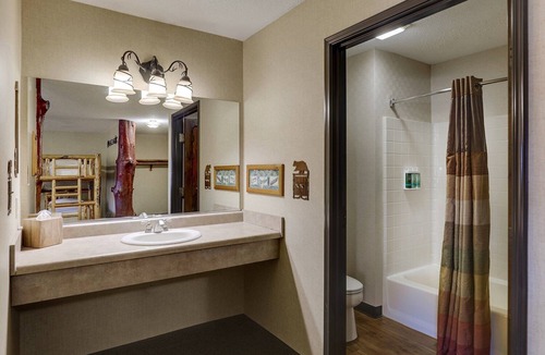 Moline Hotel | Modern Stay in Moline | 0.8 mi to TaxSlayer Center | Event Venue