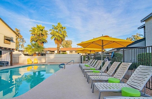 Paradise Valley Village Apartment | Modern Stay Parking Walk to Dining King Bed
