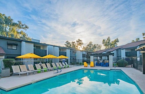 Paradise Valley Village Apartment | Modern Stay Parking Walk to Dining King Bed