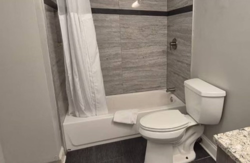Merrillville Hotel | Modern Stay | Steps To Southlake Mall | Albanese Candy Factory & Waterpark